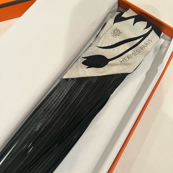Hermes Scarf Twilly Fringe Leather Bouquet Final Abeille Creme White Black Silk - Picture 4 of 5